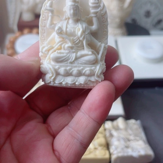 木头短毛白色吊坠2号