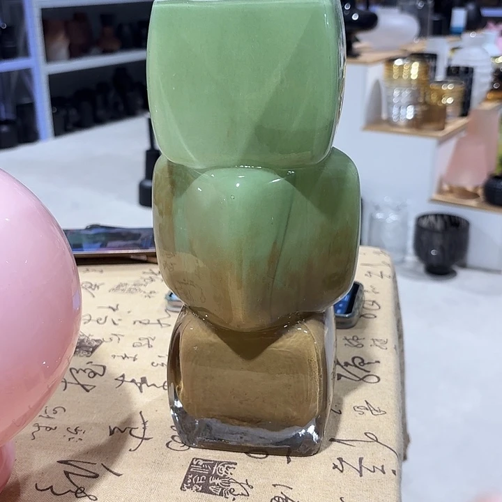 高度30厘米的琉璃花瓶