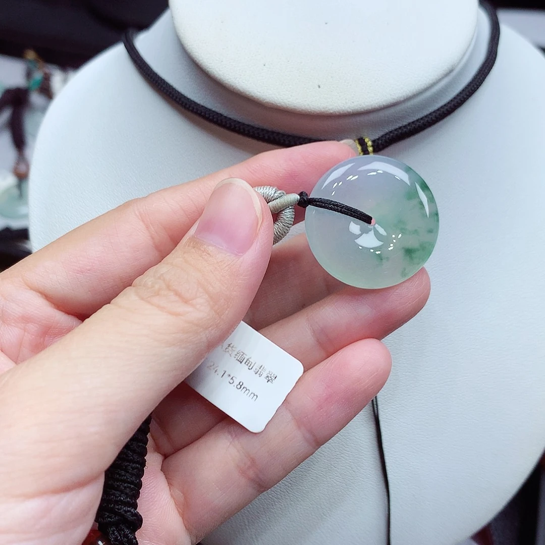 翡翠未镶嵌颈饰编号49，24.1/5.8