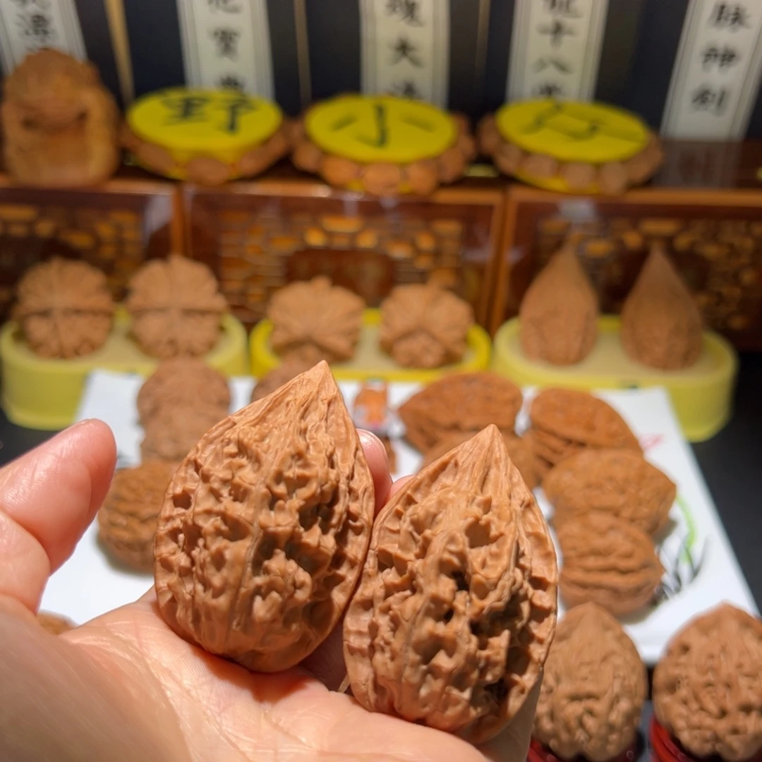 二***子把件文玩核桃凌霄鸡心