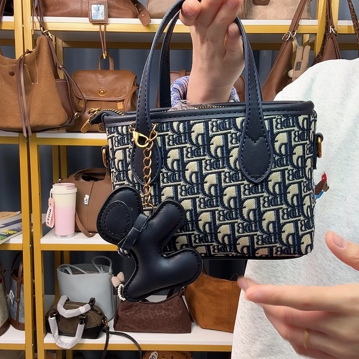 PU刺绣款菜篮子带小狗挂件