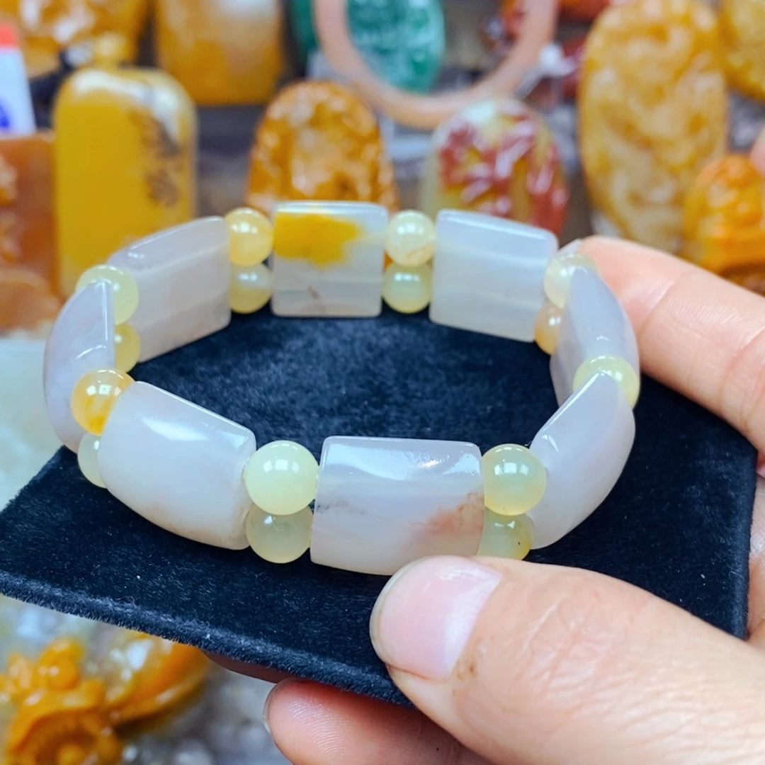 未镶嵌石英质玉（黄龙玉）颈饰