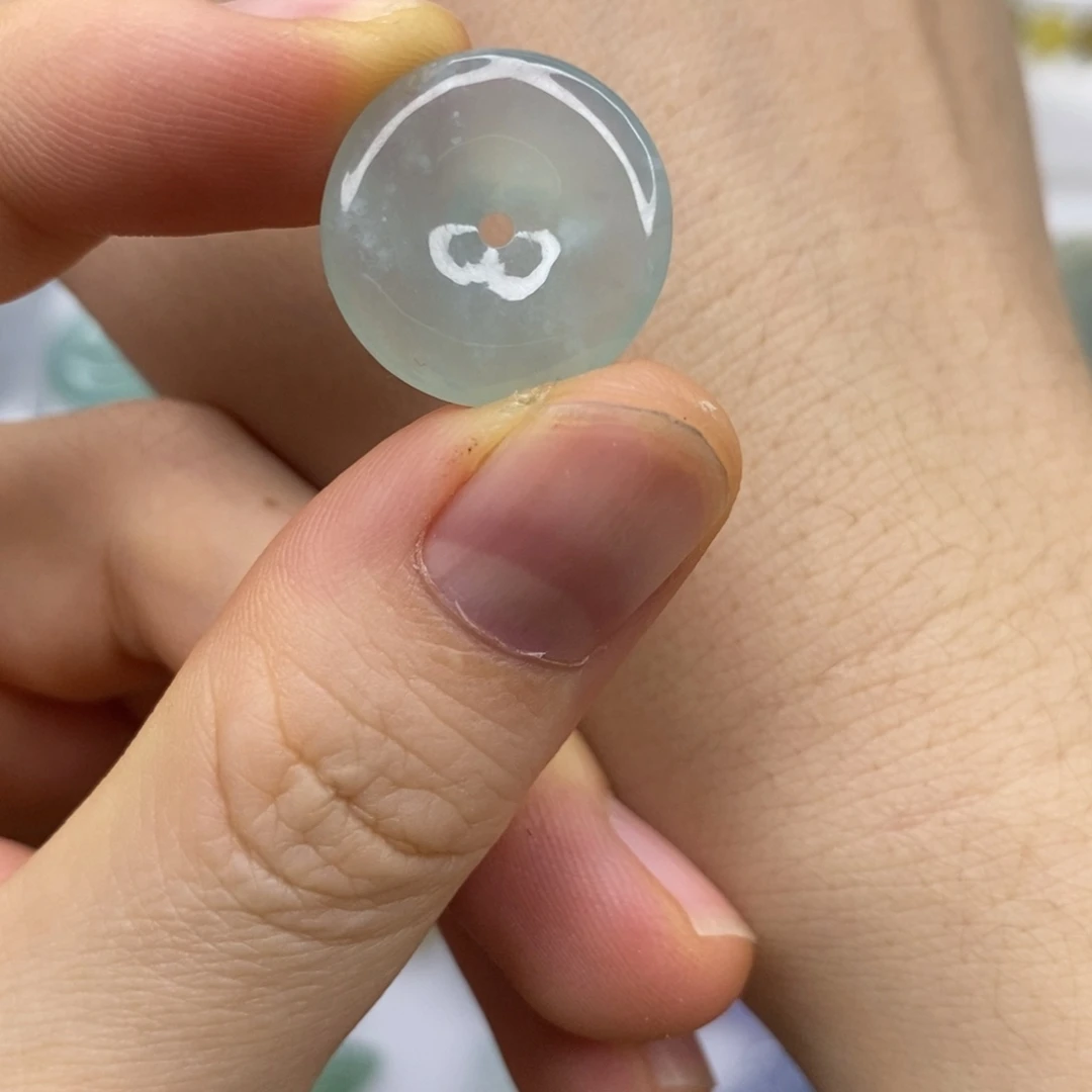 翡翠未镶嵌颈饰平安扣