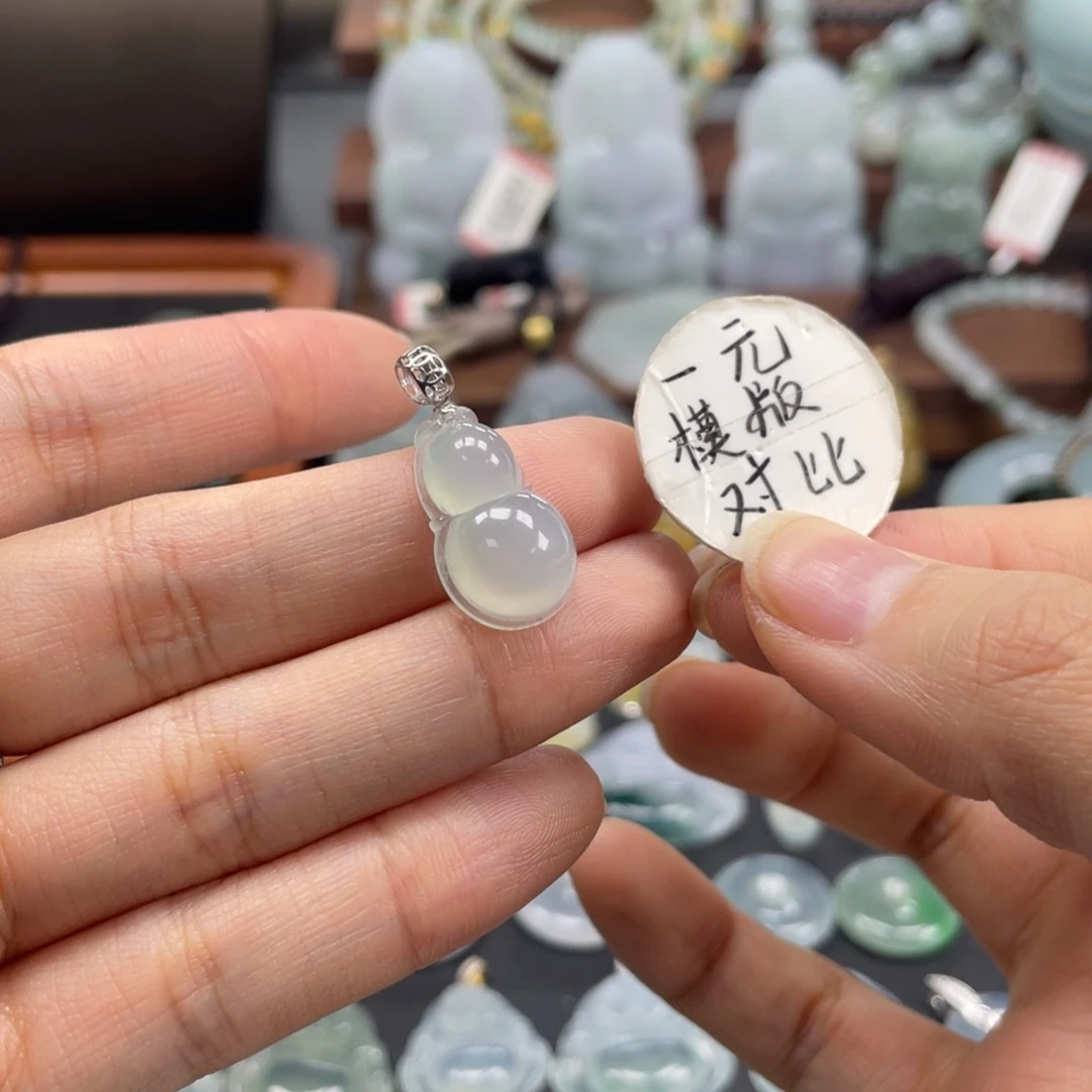 柠***精翡翠未镶嵌颈饰葫芦