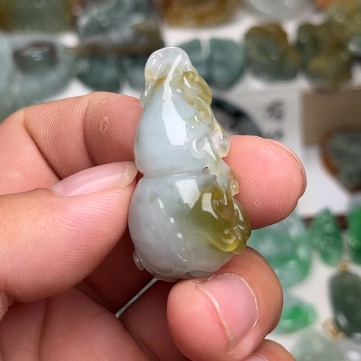 翡翠未镶嵌颈饰葫芦