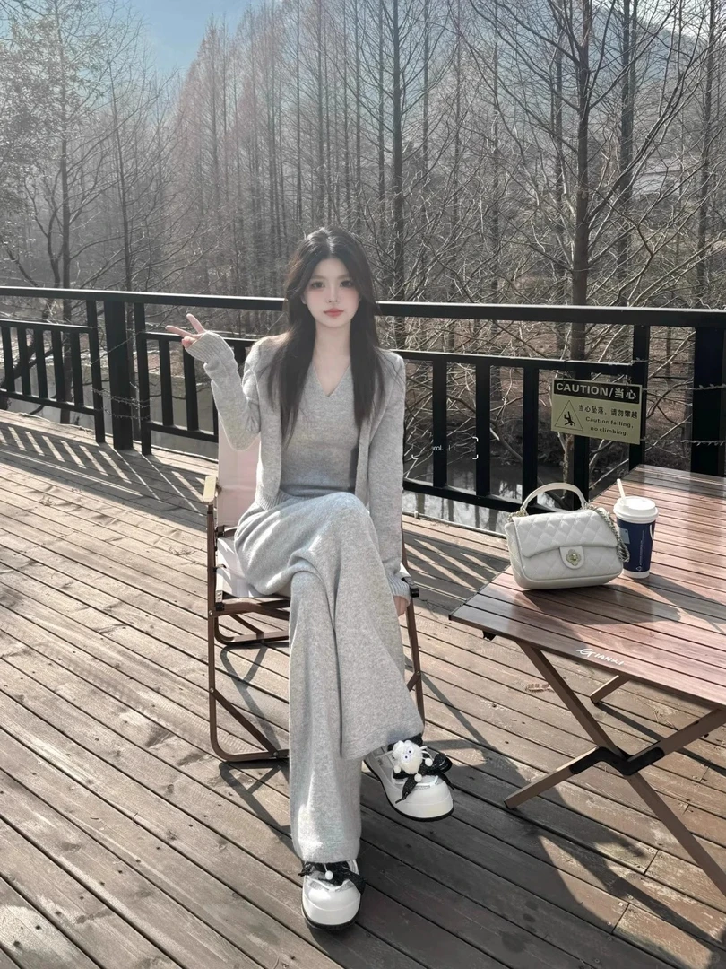 开春小香风灰色针织休闲运动套装女春秋高级感减龄洋气显瘦三件套