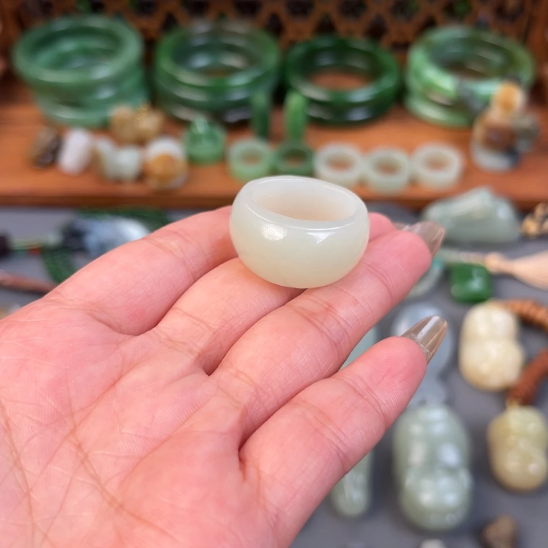 万***睿和田玉（糖玉）未镶嵌颈饰