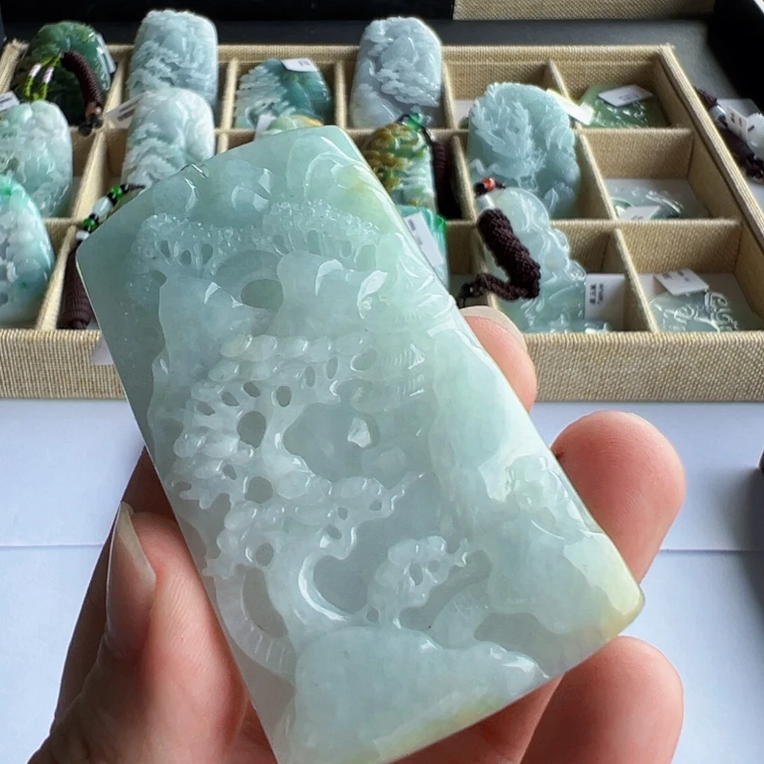 翡翠未镶嵌颈饰山水