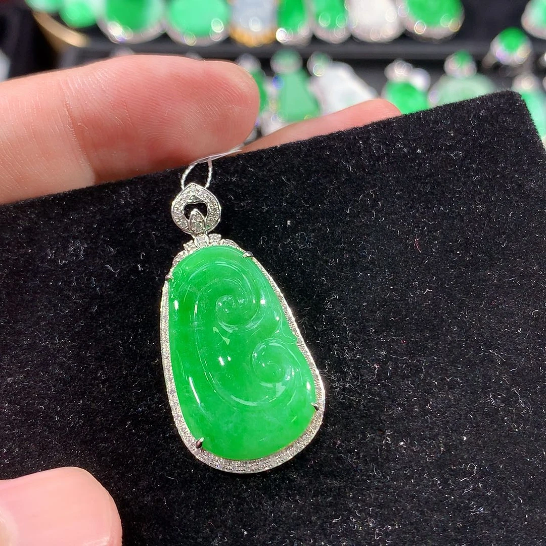 翡翠18K金镶嵌颈饰