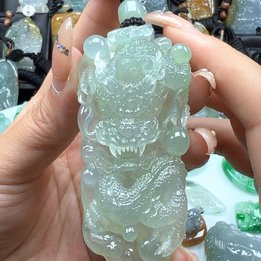 翡翠未镶嵌颈饰龙