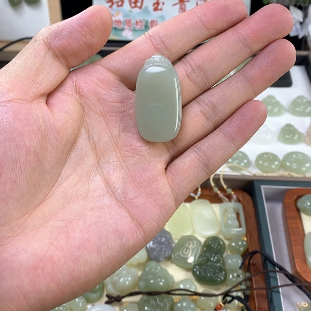 水***仙和田玉未镶嵌颈饰