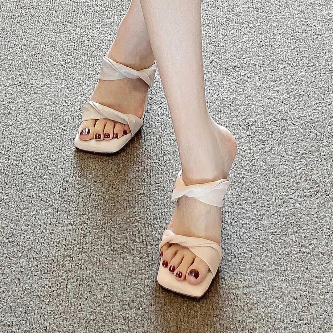 好穿~踩屎感高跟凉鞋女外出高颜值名媛一字带软底拖鞋百搭