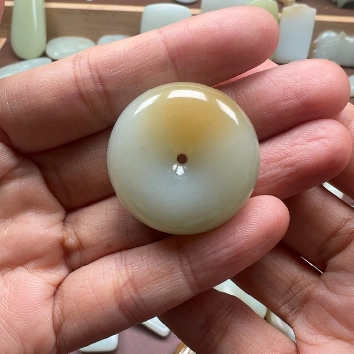 和田玉未镶嵌颈饰且末平安扣