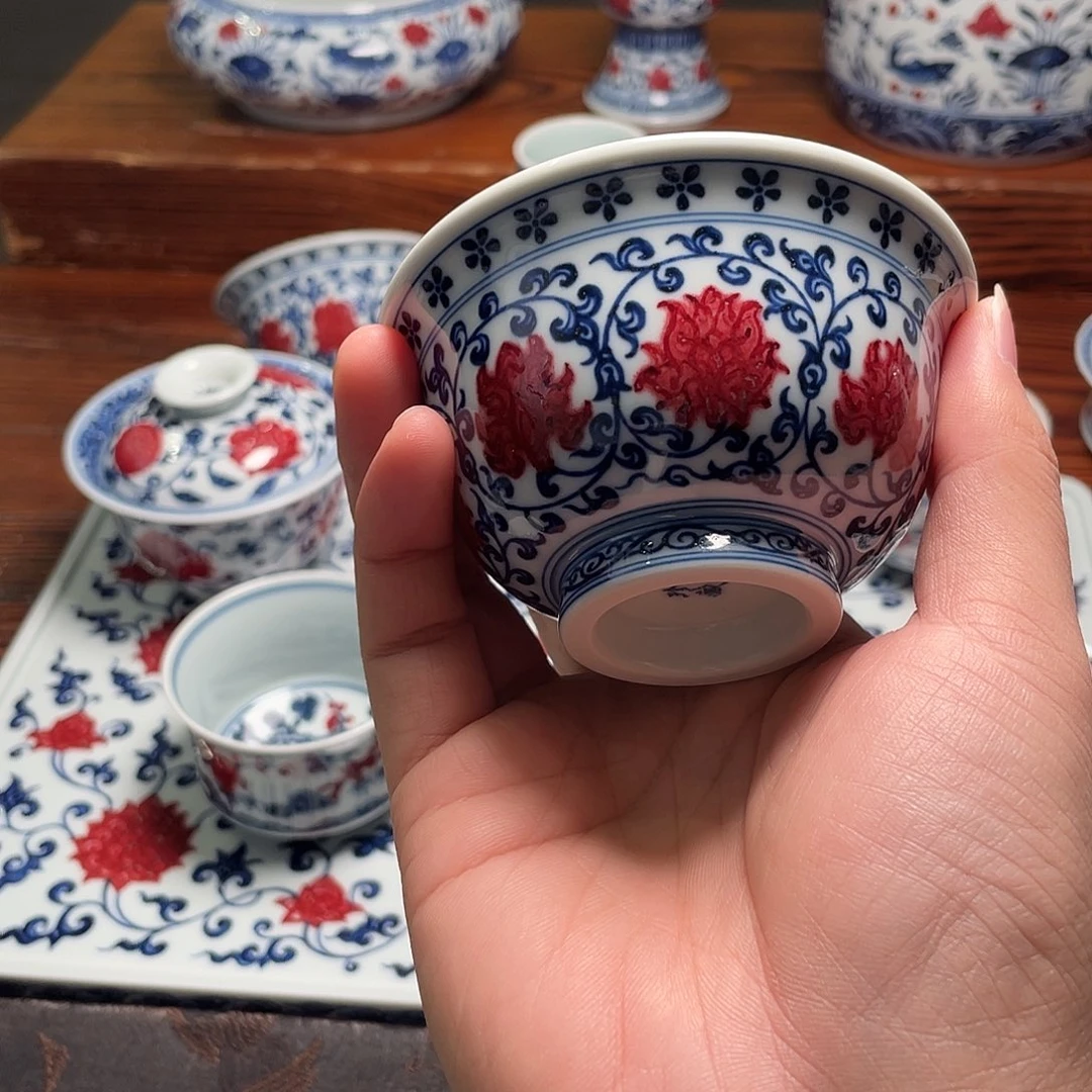 海***…青花釉里红缠枝莲花心压手杯