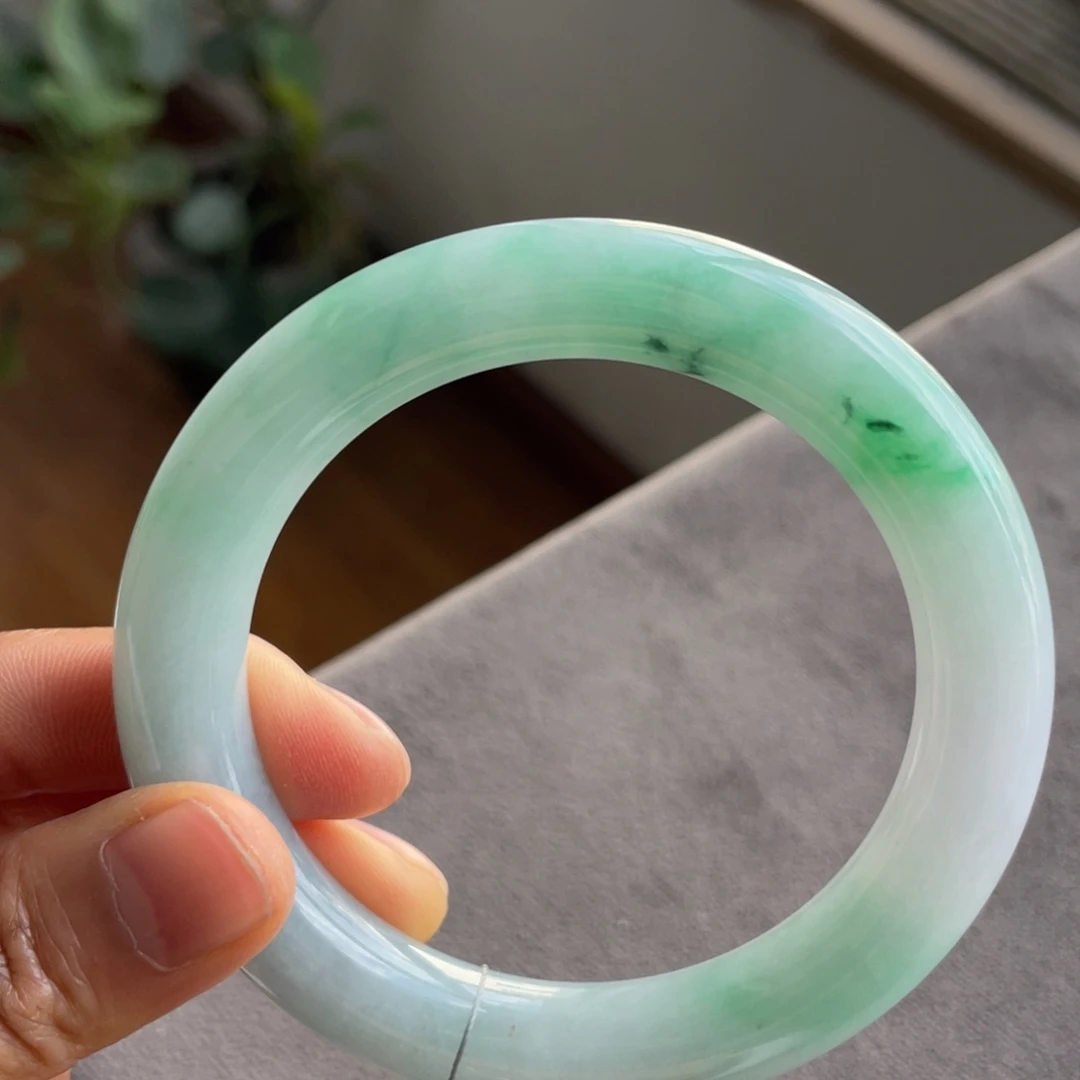 翡翠未镶嵌手镯白底青圆条