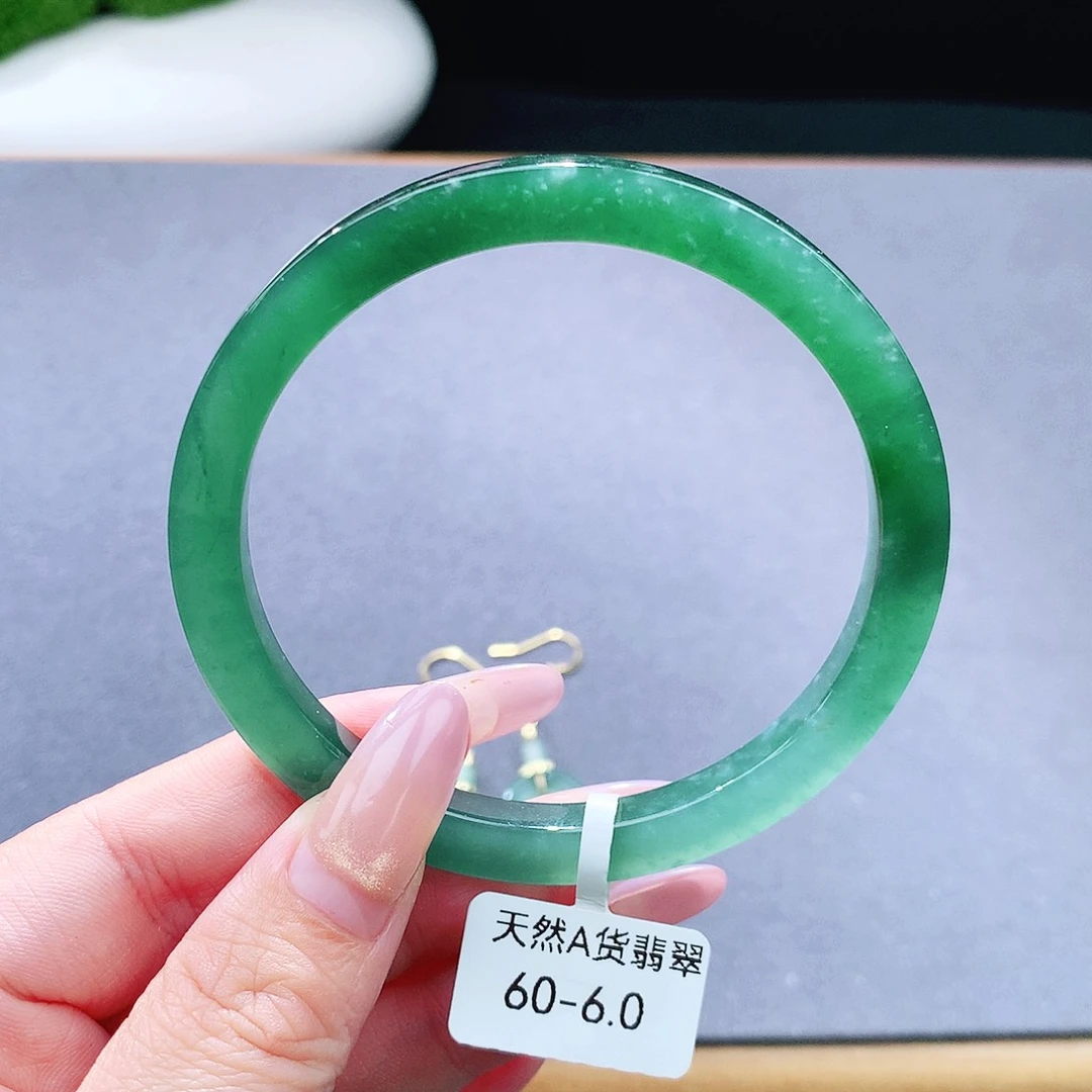 未镶嵌手镯（圆镯）翡翠