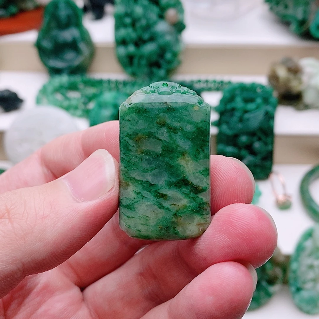 独山玉未镶嵌吊坠