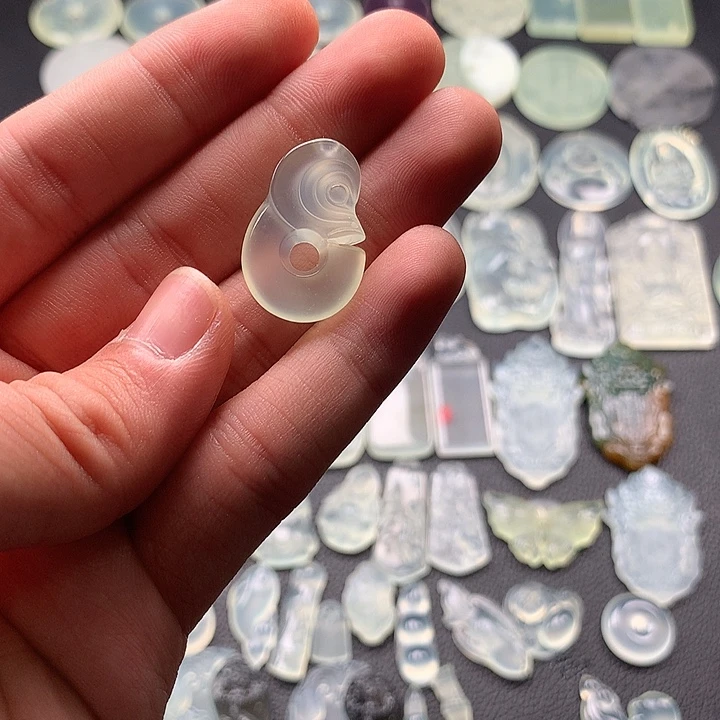 未镶嵌岫玉颈饰玉龙猪