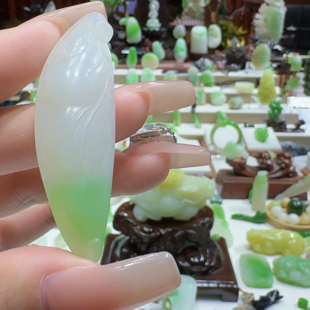 和田玉（翠青玉）未镶嵌挂件白底翠福豆