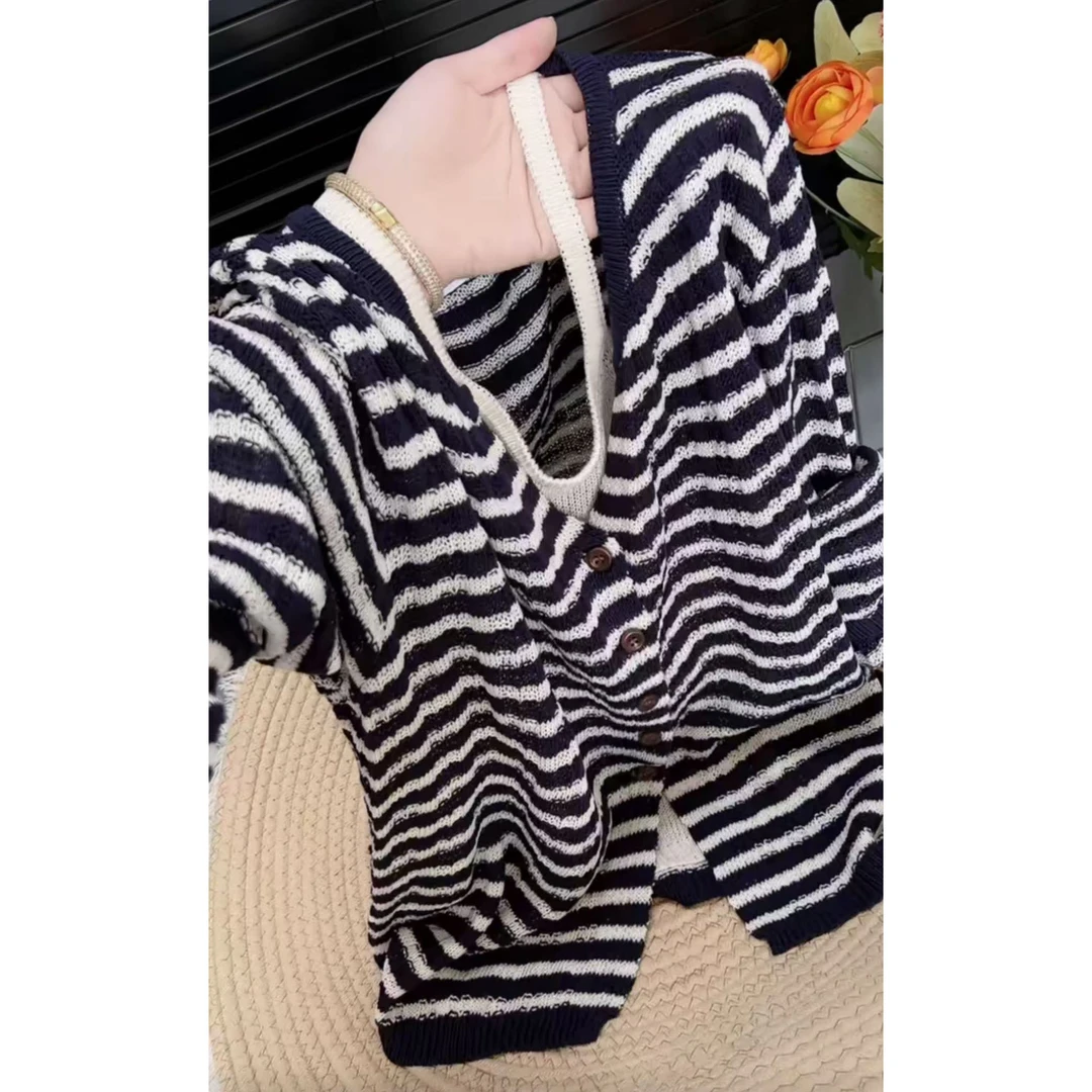 今年流行穿搭2025早秋新款温柔风条纹毛针织衫排扣两件套长袖上衣