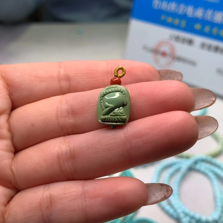 绿松石配饰未镶嵌满*