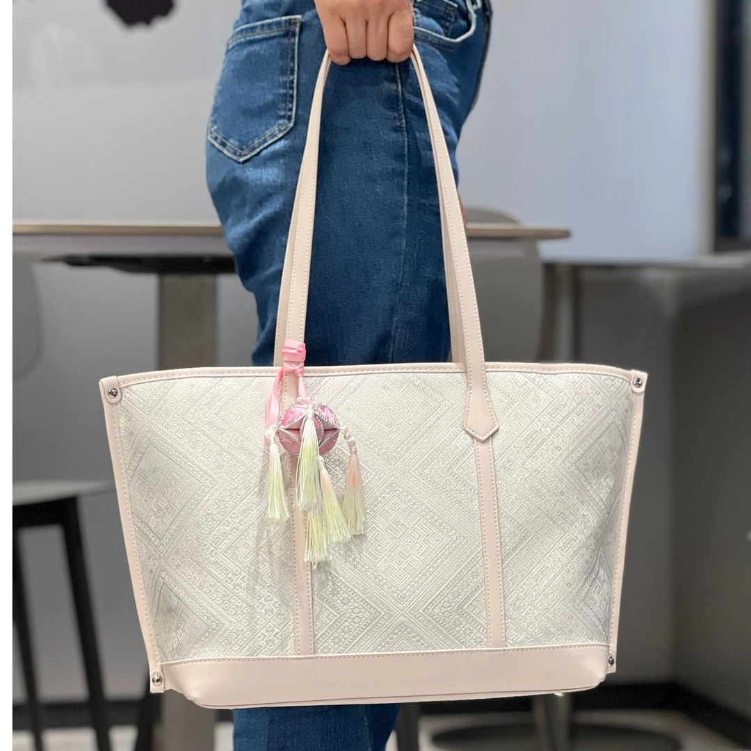 广西非遗壮锦托特包民族轻奢时尚气质素白几何纹多层托特送绣球