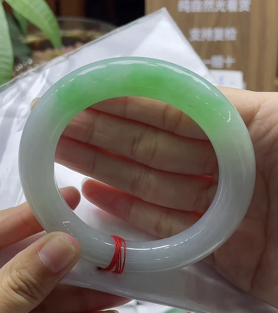 58大胖圆条白底青翡翠手镯