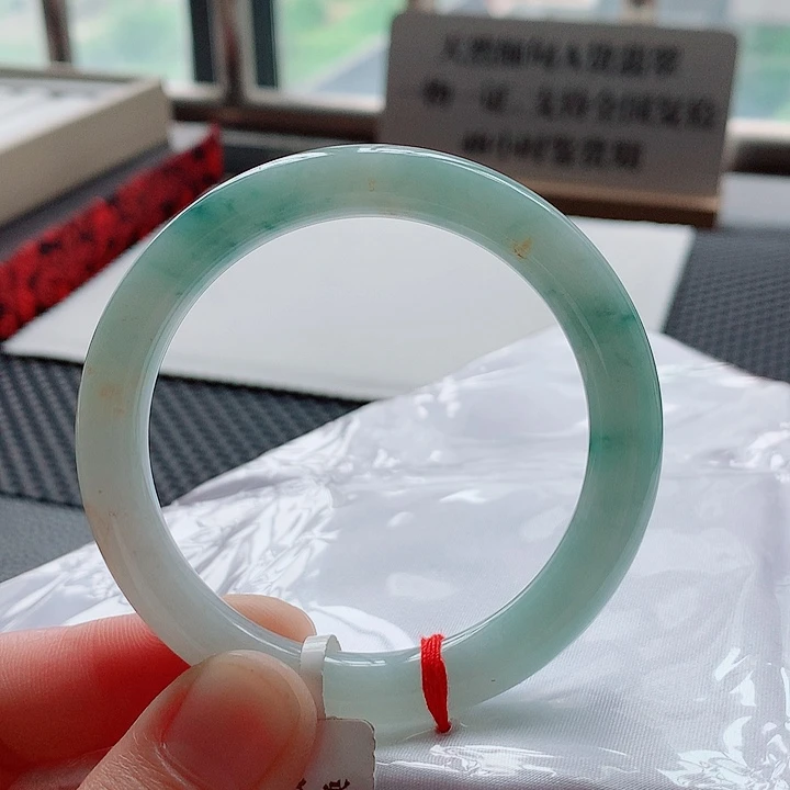 翡翠手镯未镶嵌55圈口飘花手镯