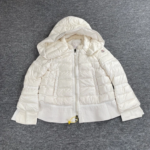 99新 MONCLER 5523米白色logo贴饰连帽荷叶下摆羽绒服外套/3码/99