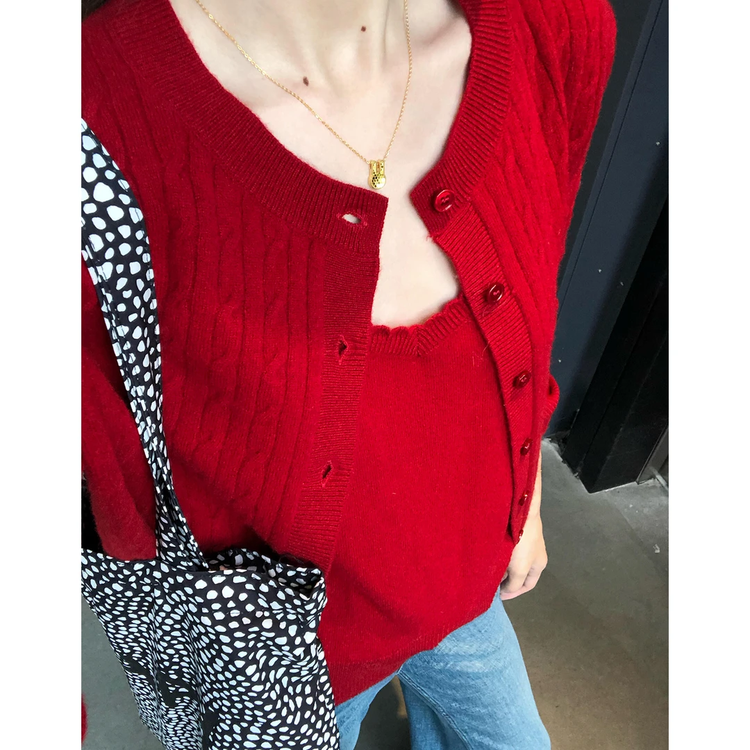 秋季上衣2025新款早秋外搭毛衣外套红色针织开衫配V领吊带女套装