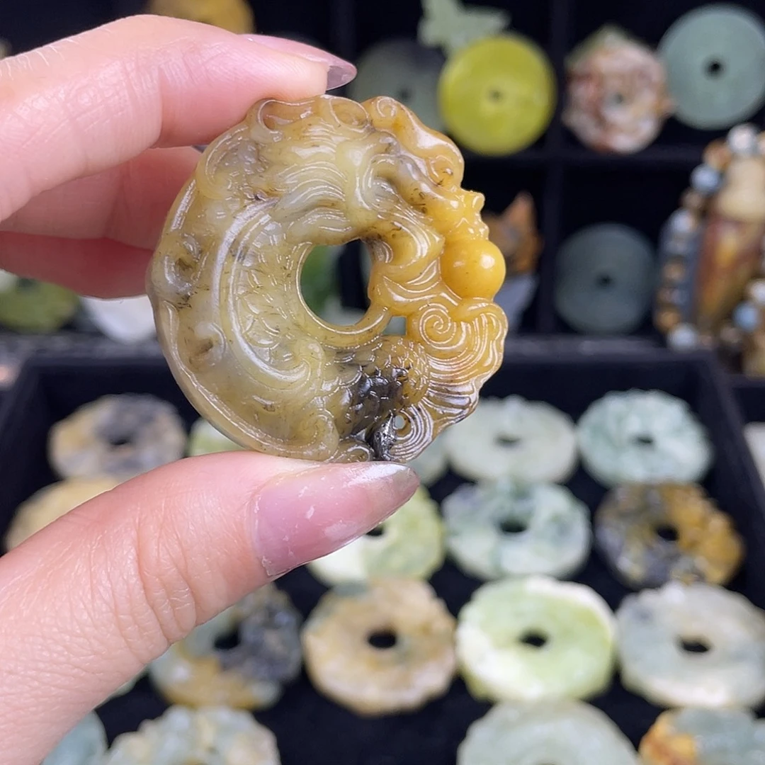 岫玉未镶嵌颈饰吊坠