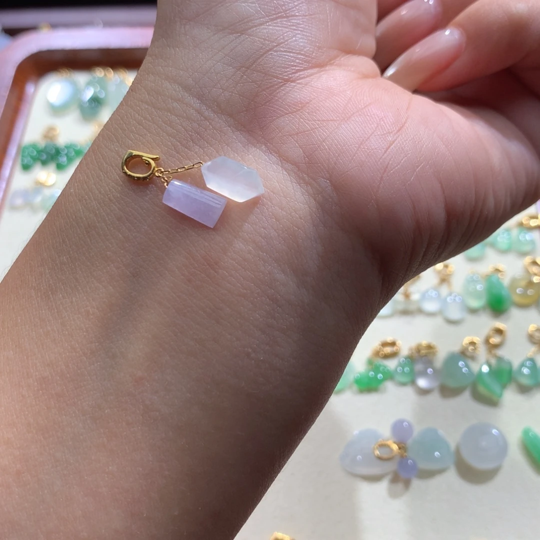 吴***沐翡翠18K金镶嵌颈饰翡翠