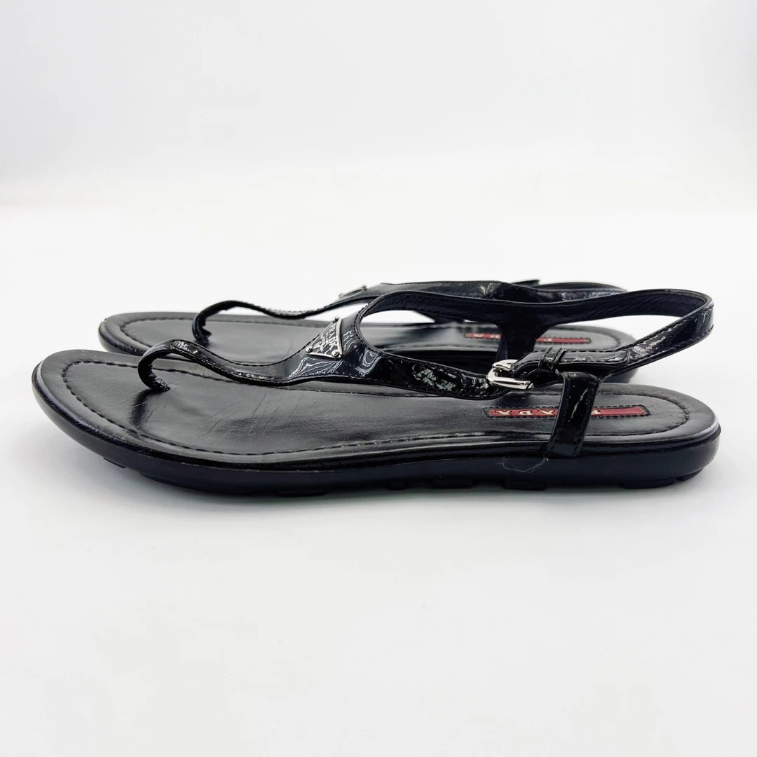 95新 Prada/普拉达 35.5码/黑色漆面三角标平底凉鞋/15435972