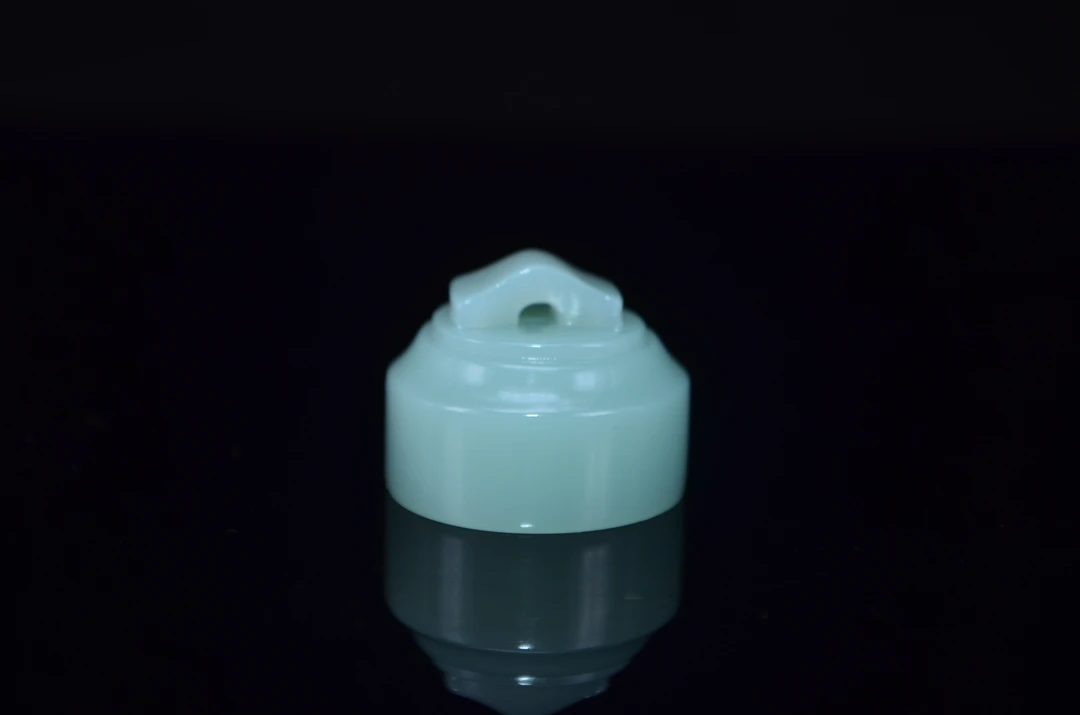 简约造型色泽清雅的梅子青印章把件打磨精细