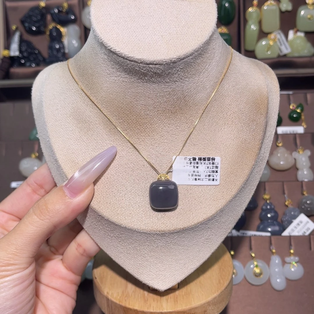 和田玉18K金镶嵌吊坠(赠链)