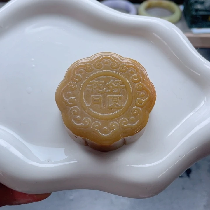 颈饰未镶嵌石英质玉