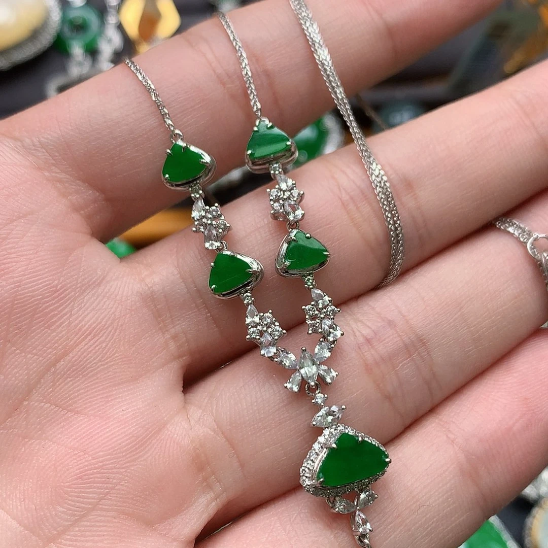 翡翠18K金镶嵌颈饰