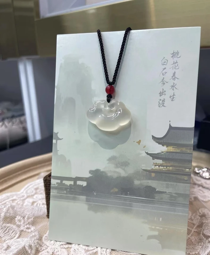 天然高冰玉髓祥云吊坠