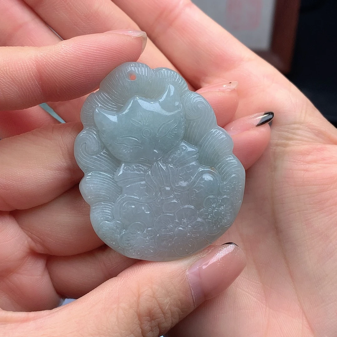 翡翠未镶嵌颈饰九尾狐