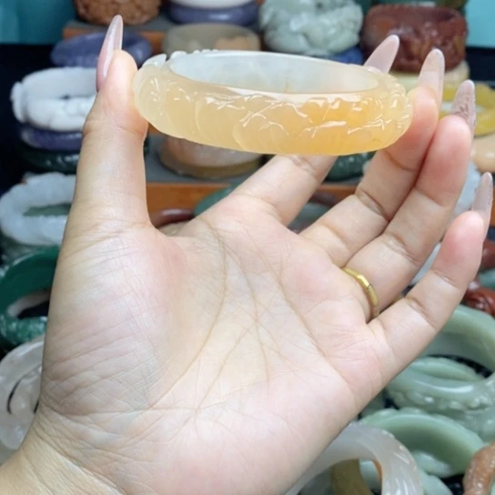石英质玉未镶嵌雕花手镯