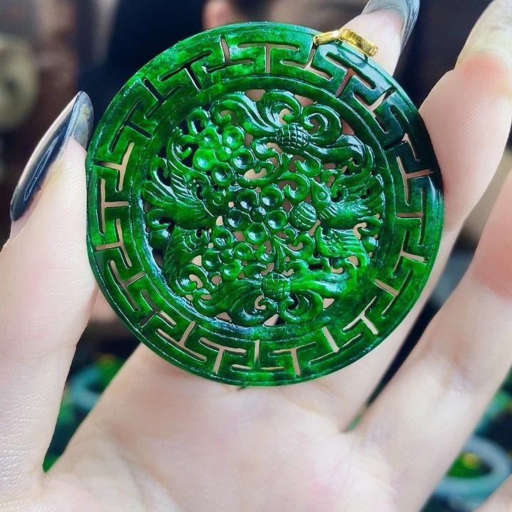 颈饰18K金镶嵌翡翠多样性