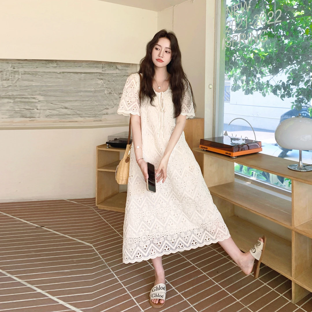 UQS时尚减龄温柔度假风连衣裙2025新款夏季法式镂空刺绣连衣裙