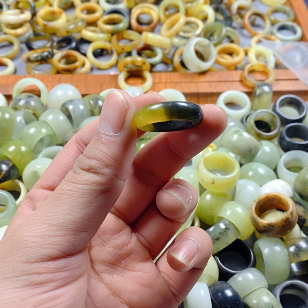 蛇纹石玉未镶嵌戒指60。