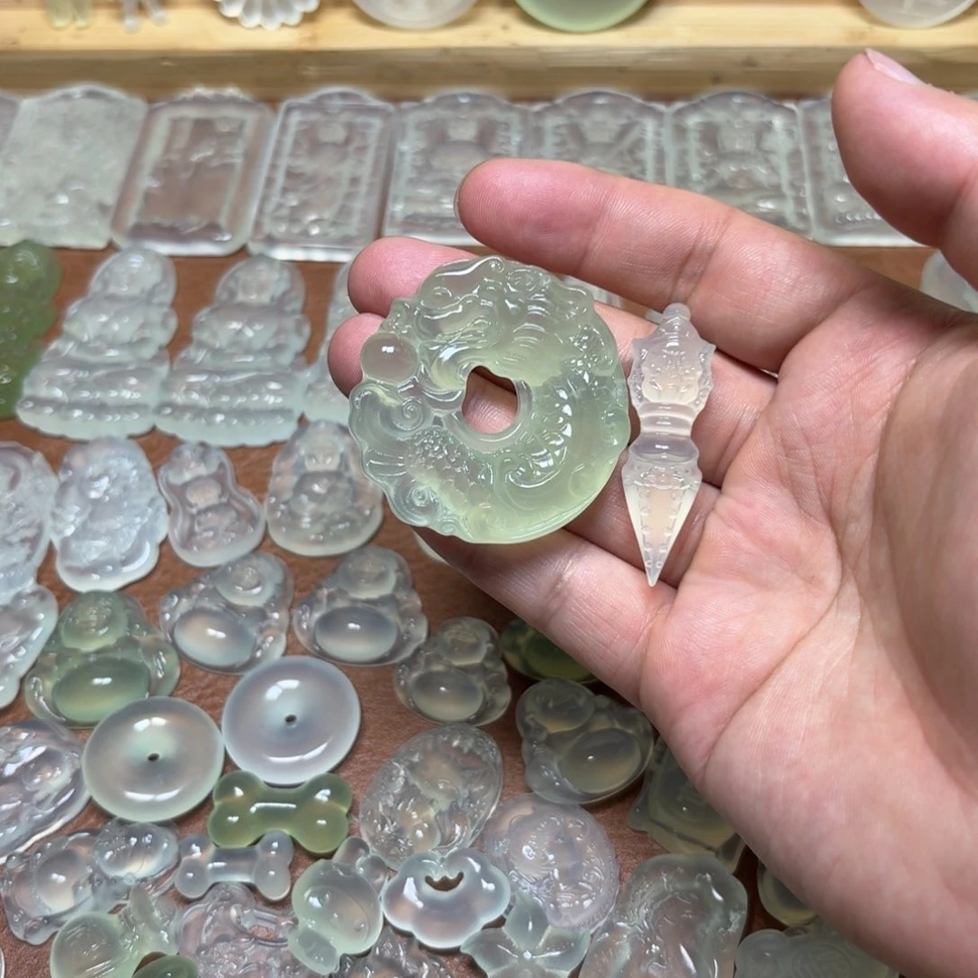 岫玉未镶嵌颈饰吊坠汀*