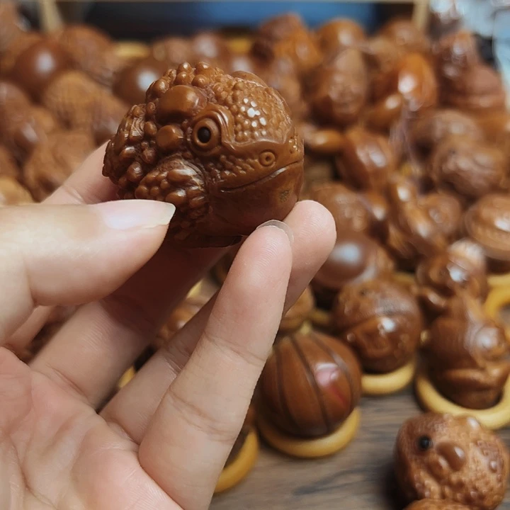 橄榄核把件小**树金蟾一颗
