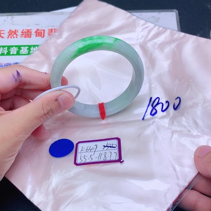 翡翠手镯未镶嵌我