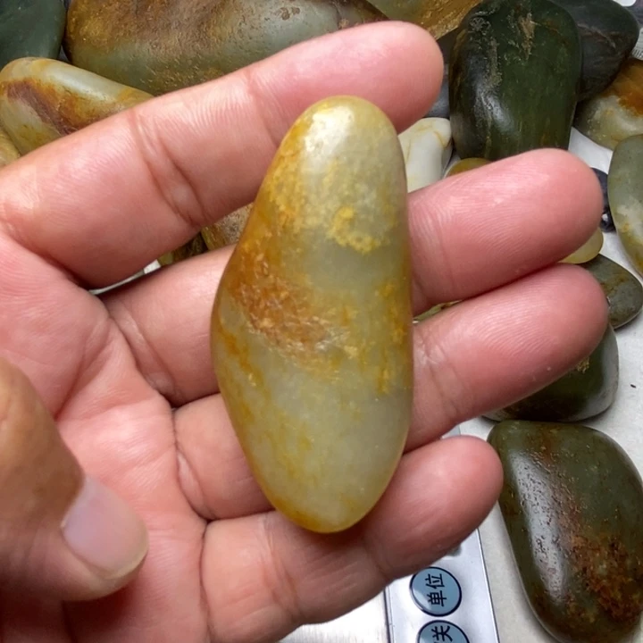 颈饰未镶嵌和田玉（糖玉）