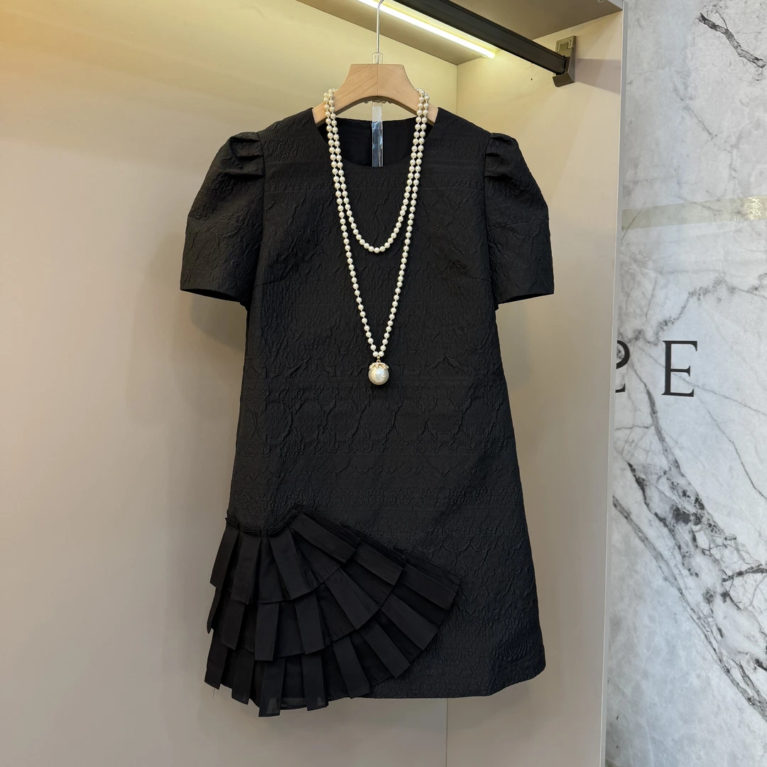 2025欧货韩系圆领肌理纹印花泡泡袖单侧蕾丝飞飞边显瘦小黑裙