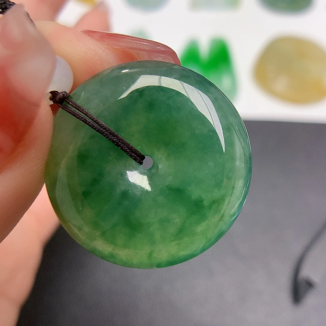 翡翠颈饰未镶嵌平安扣