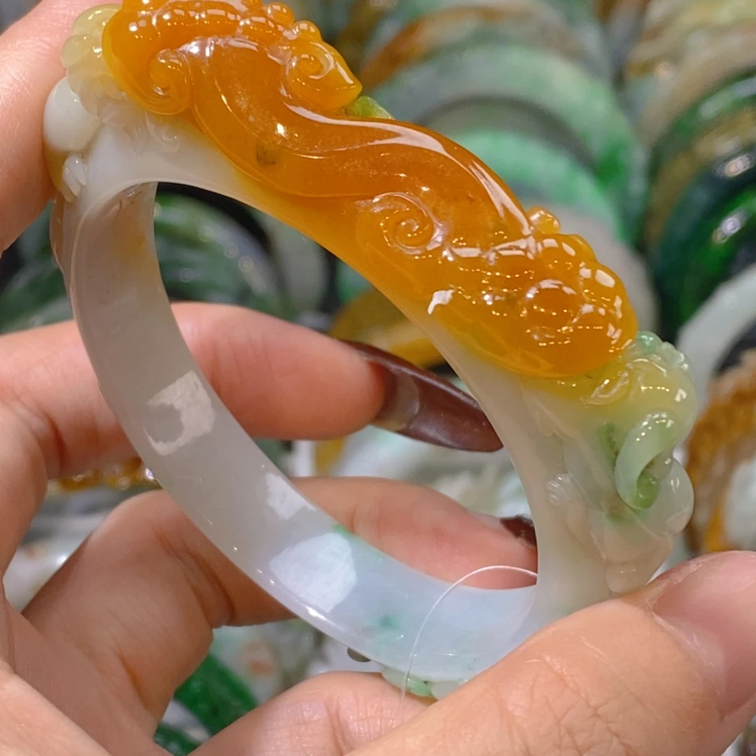 ****凡翡翠未镶嵌手镯她